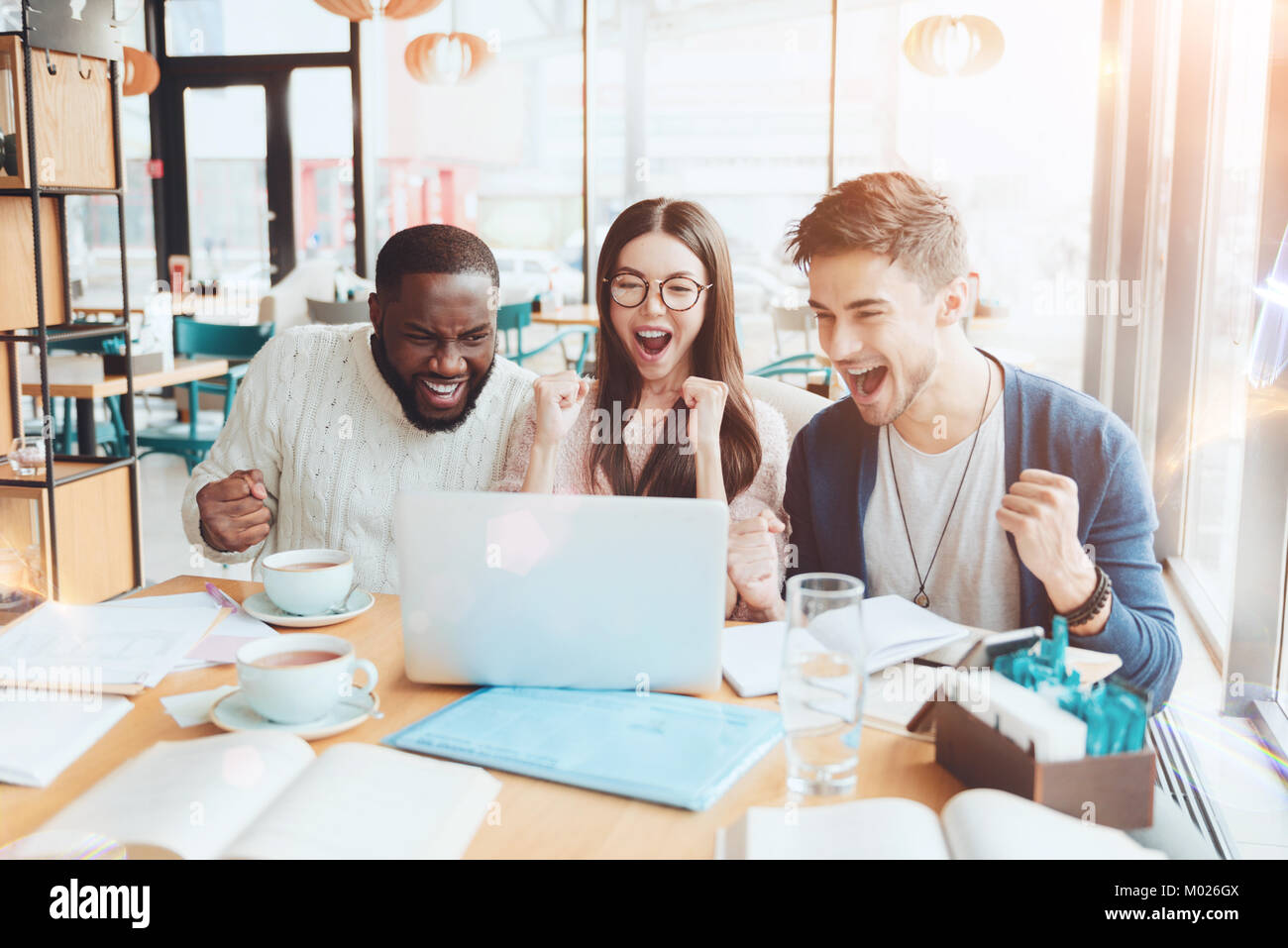 Felice colleghi che fanno i pugni mentre esprimono la positività Foto Stock