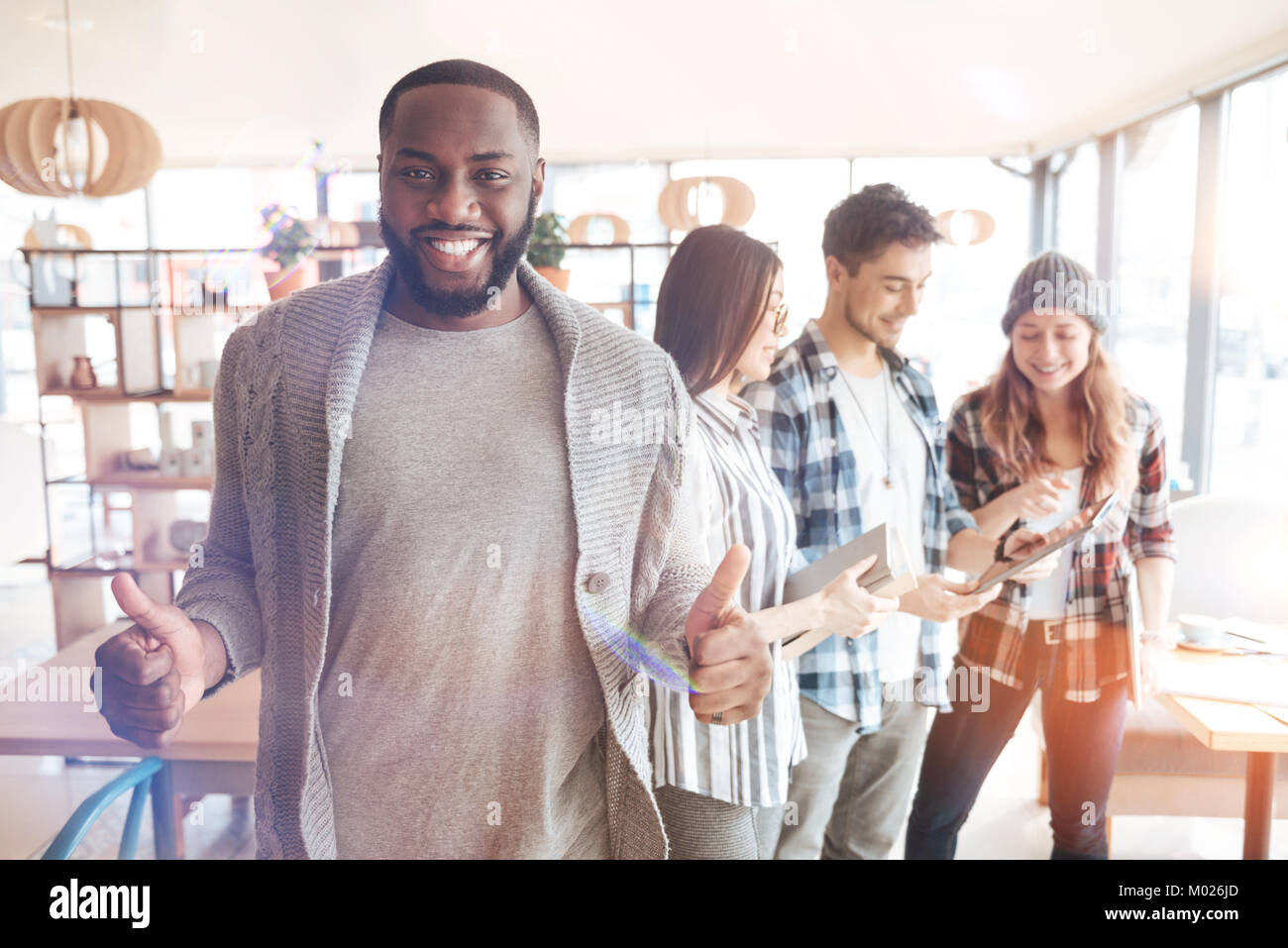 Lieto uomo nero sollevamento pollice in alto Foto Stock
