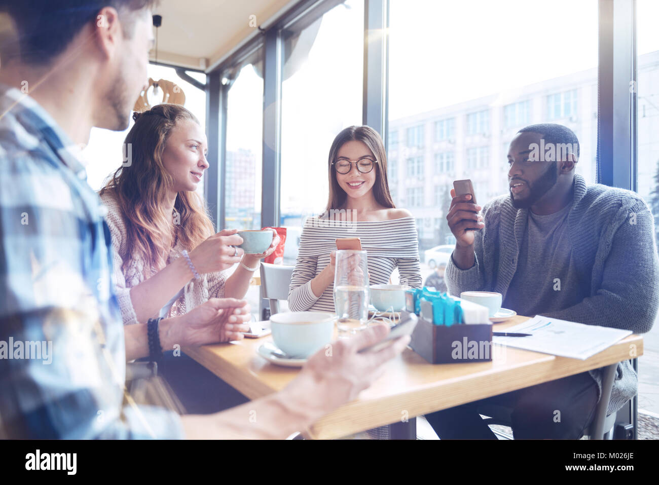 Bel uomo barbuto guardando i suoi colleghi Foto Stock