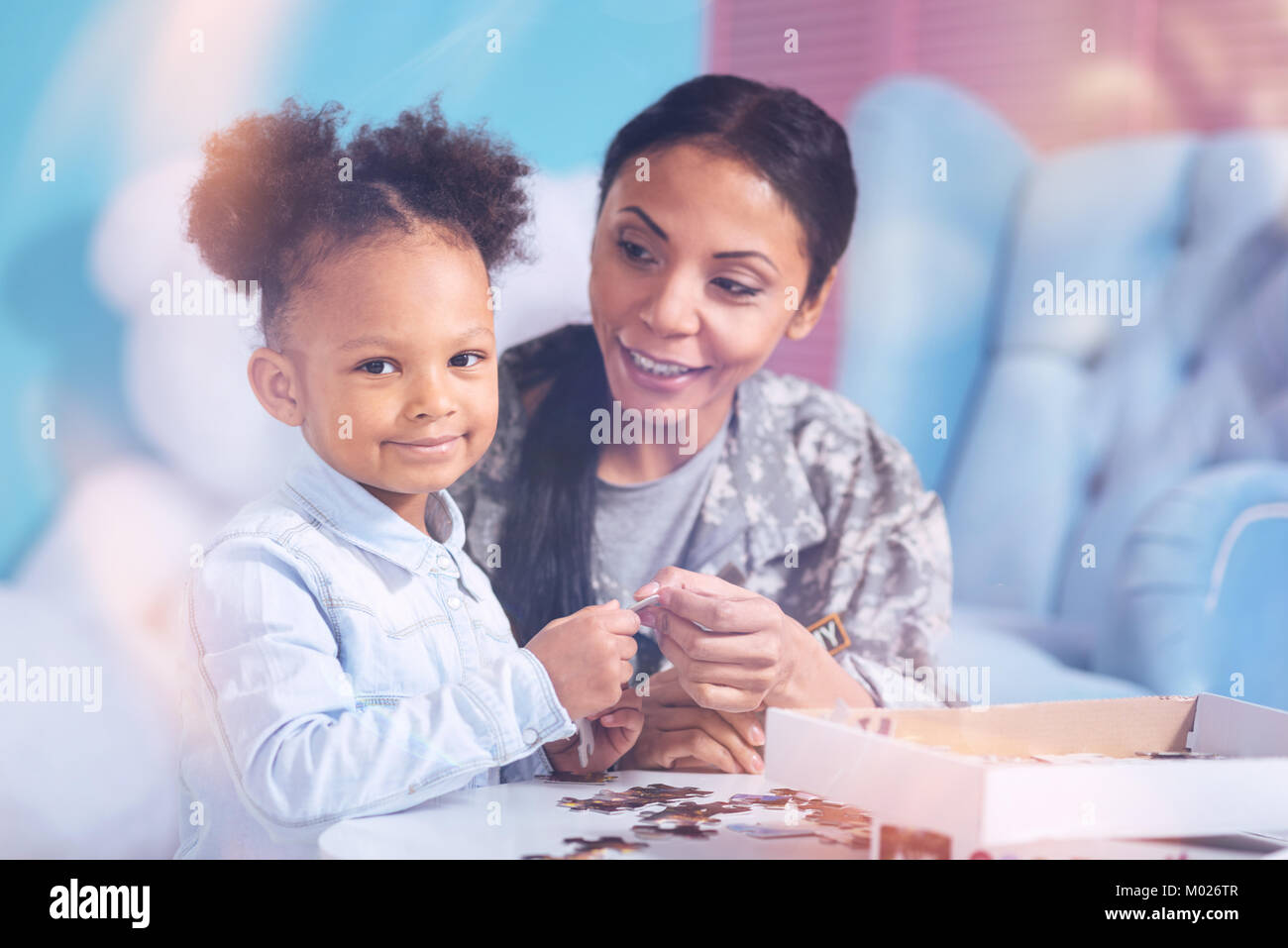 Piacevole Pretty girl tenendo un puzzle pezzo Foto Stock