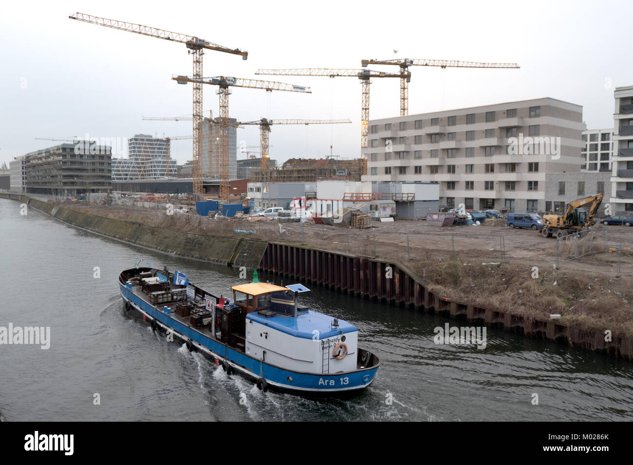 Canal a 'Nordhafen' con siti di costruzione a Berlino Foto Stock