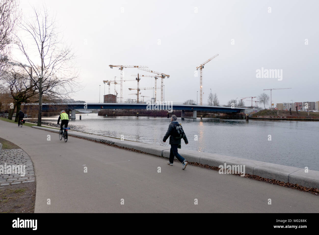 Canal a 'Nordhafen' con peopple e con costruzione di siti in Berlino Foto Stock