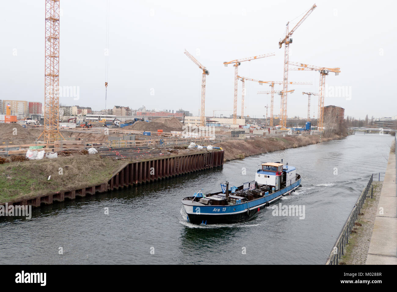 Canal e nave a 'Nordhafen' con siti di costruzione a Berlino Foto Stock