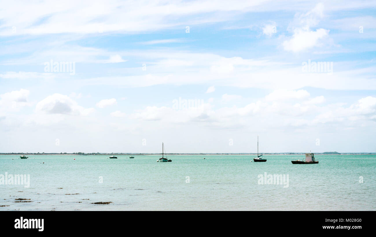 Viaggiare in Francia - Vista del canale in inglese da spiaggia di Port de la Houle nella città di Cancale in Bretagna nel giorno di estate Foto Stock