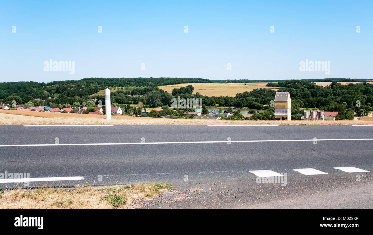 Viaggiare in Francia - paese paesaggio lungo il percorso stradale A28, E502 in Loir - regione della Valle della Loira nella soleggiata giornata estiva Foto Stock