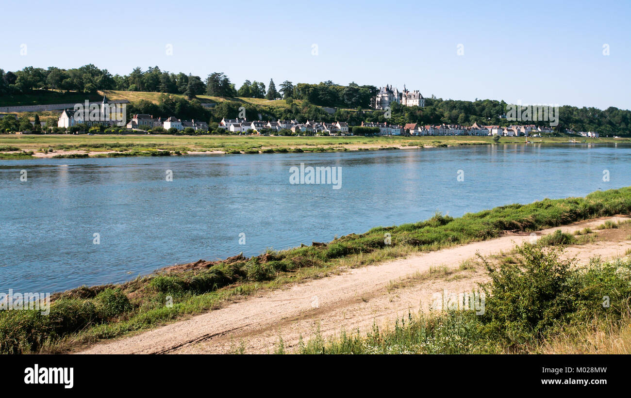 Viaggiare in Francia - vista panoramica del fiume Loira con isola Ile d'Or e la città di Amboise in Val de Loire nella soleggiata giornata estiva Foto Stock