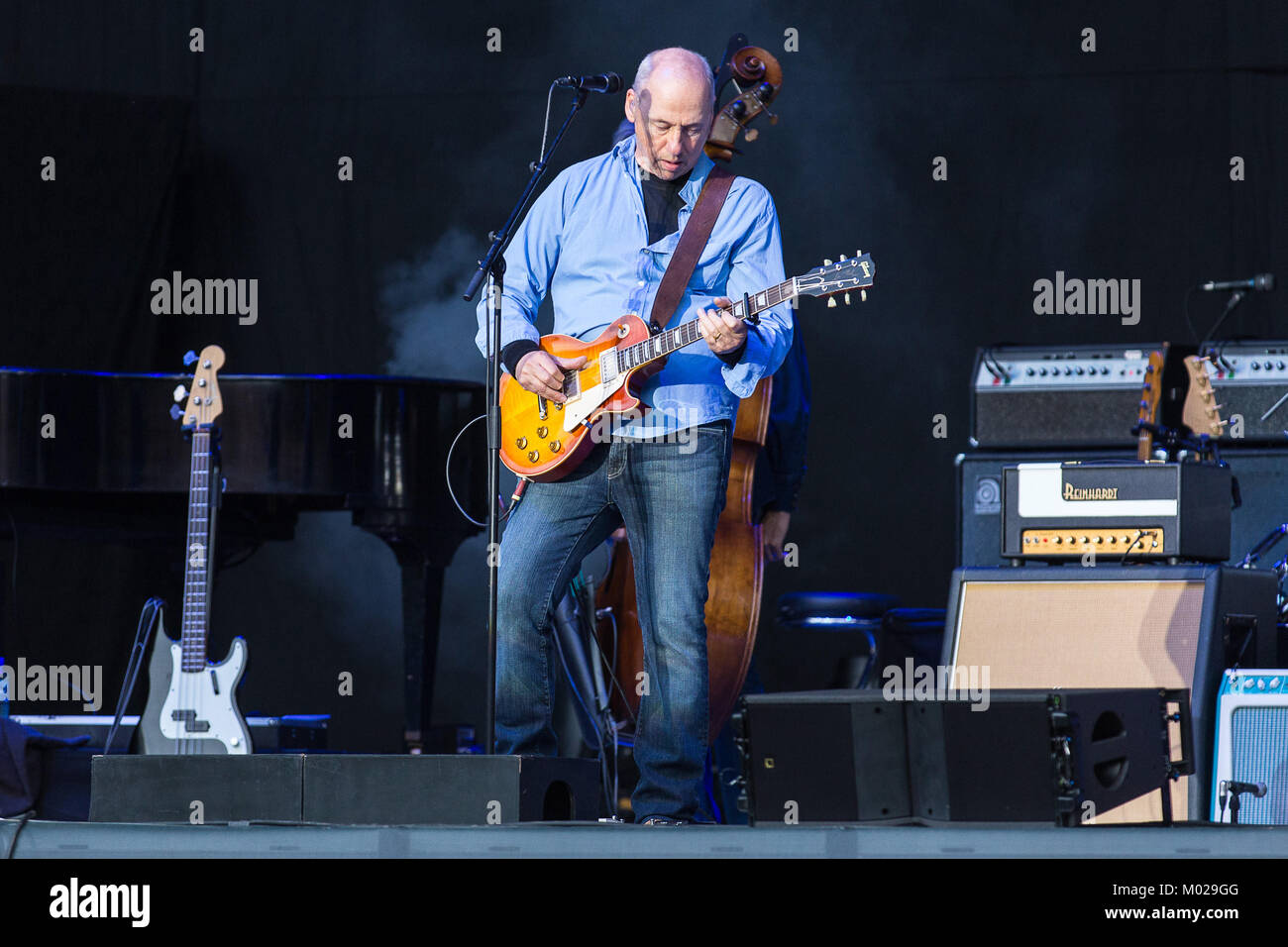Il cantante britannico, cantautore e blues-musicista rock Mark Knopfler esegue un concerto dal vivo presso il norvegese festival di musica di legno norvegese 2015. Mark Knopfler è anche noto come il cantante per la rock band Dire Straits. Norvegia, 10/06 2015. Foto Stock