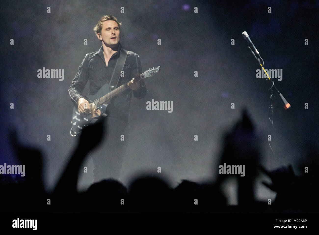 L'inglese rock band Muse esegue un concerto dal vivo presso Telenor Arena di Oslo. Qui cantante, compositore e musicista Matt Bellamy è visto dal vivo sul palco. Norvegia, 12/06 2016. Foto Stock