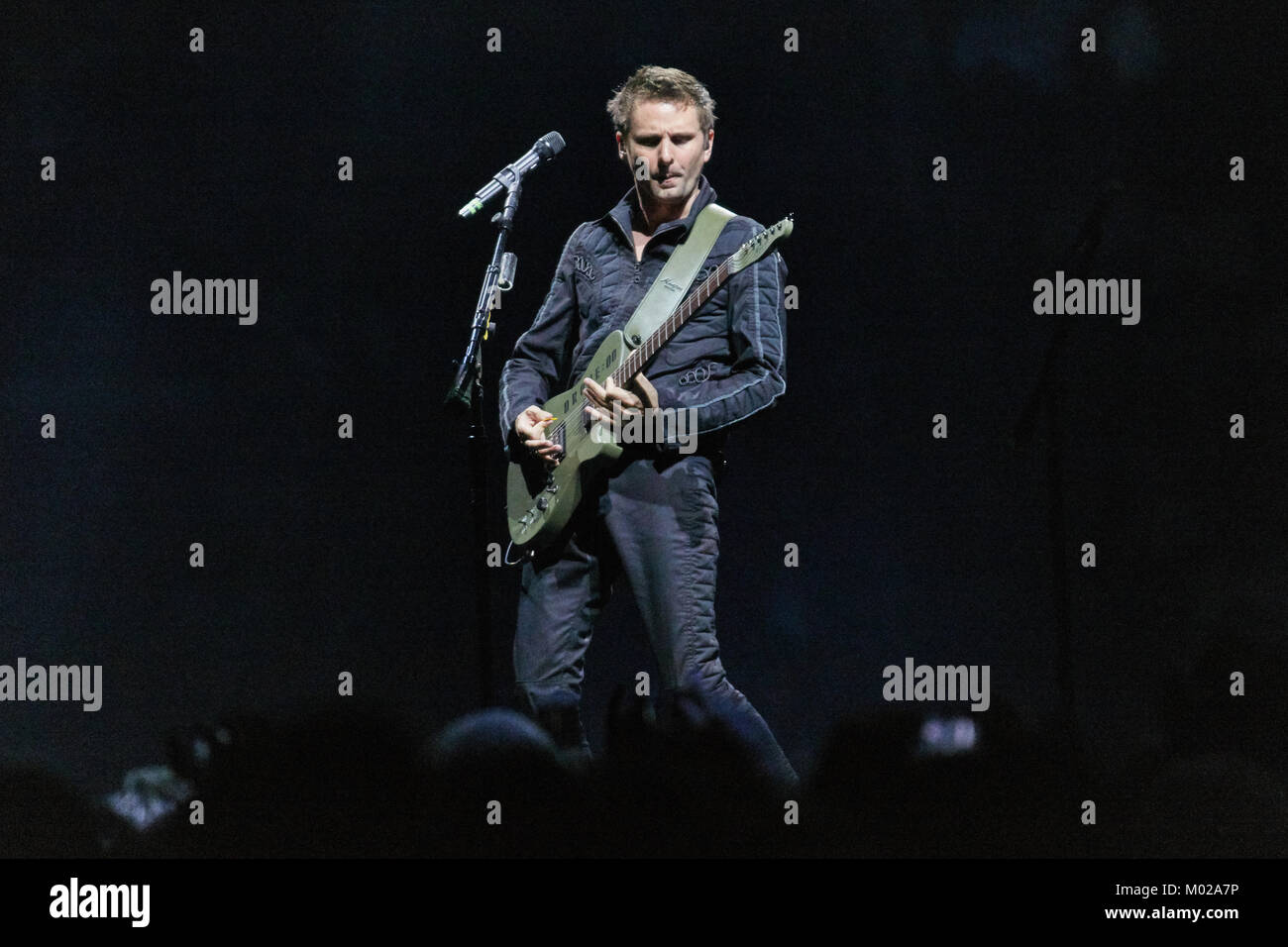 L'inglese rock band Muse esegue un concerto dal vivo presso Telenor Arena di Oslo. Qui cantante, compositore e musicista Matt Bellamy è visto dal vivo sul palco. Norvegia, 12/06 2016. Foto Stock