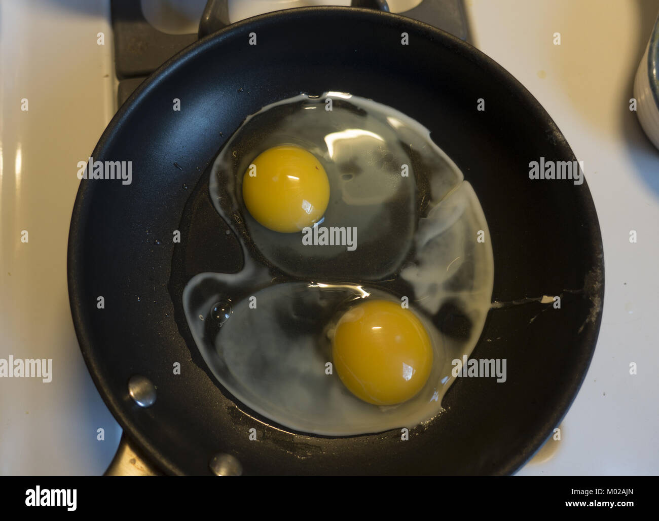 Friggere le uova, soleggiato lato alto Foto Stock