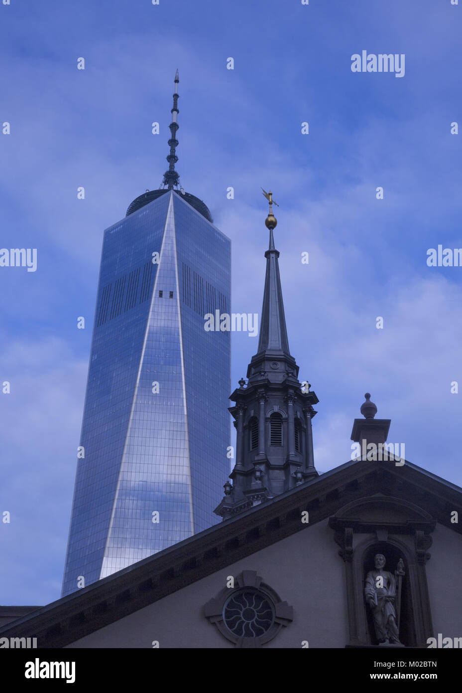 Le guglie della religione e il capitalismo, San Paolo Cappella/Chiesa della Trinità, World Trade Center, la parte inferiore di Manhattan, New York. Foto Stock