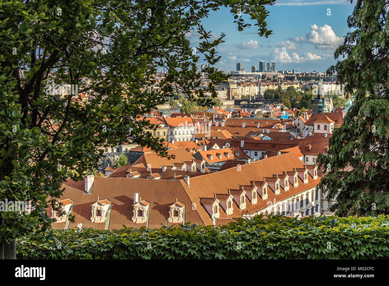 Close Up di tetti di tegole rosse nel pomeriggio di sole dal Castello di Praga Praga , Repubblica Ceca Foto Stock