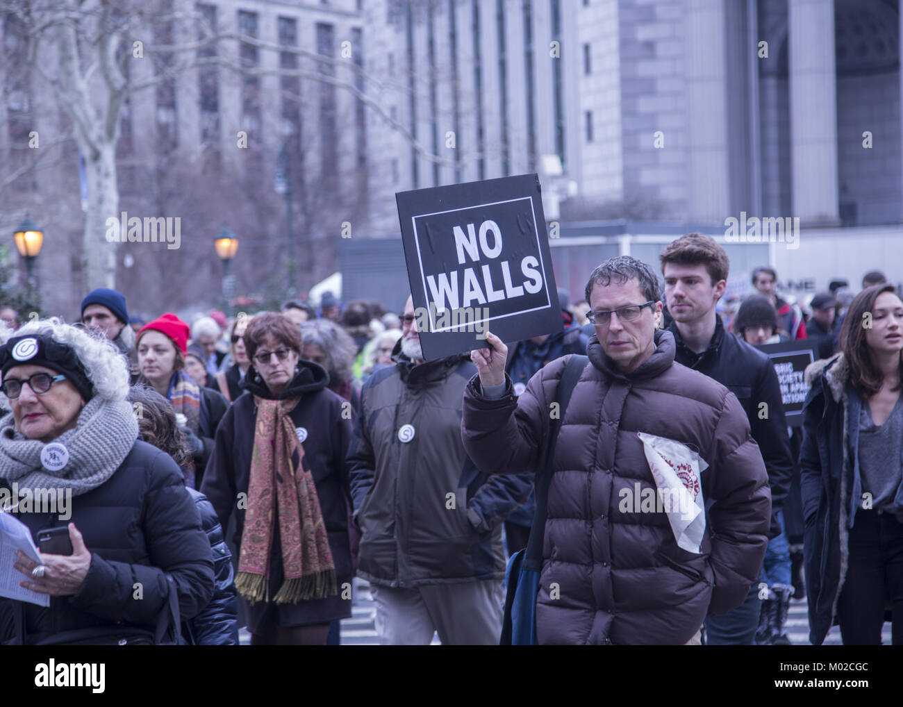 Interfaith i leader religiosi, le persone di fede e di altri sostenitori dei diritti degli immigrati e di mantenere il programma DACA vivo hanno una veglia silenziosa a piedi attorno a edifici federali in Lower Manhattan a gennaio 11, 2018 Foto Stock