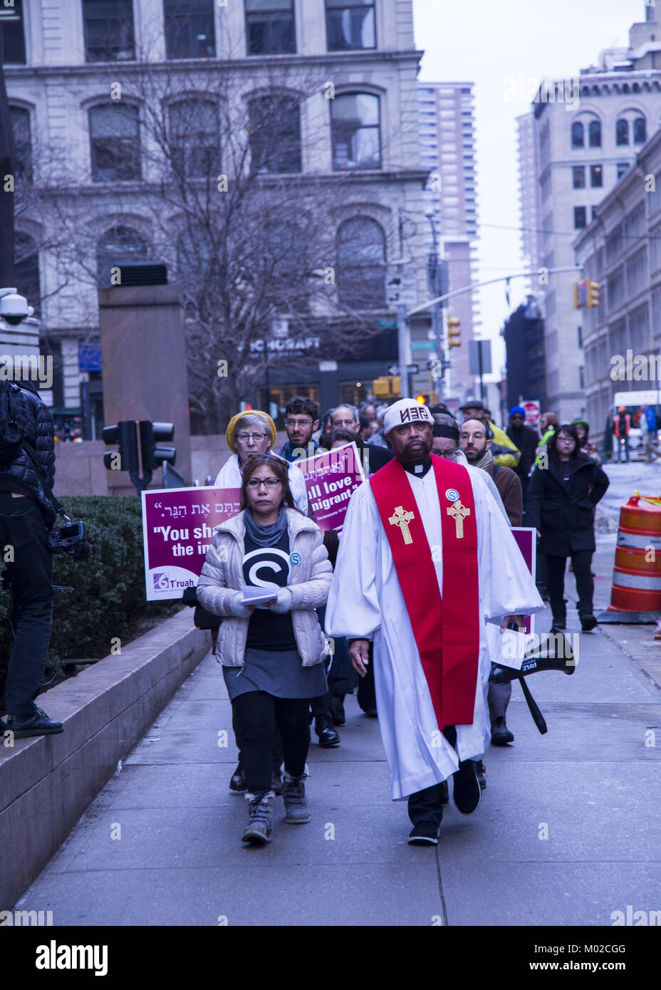 Interfaith i leader religiosi, le persone di fede e di altri sostenitori dei diritti degli immigrati e di mantenere il programma DACA vivo hanno una veglia silenziosa a piedi attorno a edifici federali in Lower Manhattan a gennaio 11, 2018 Foto Stock