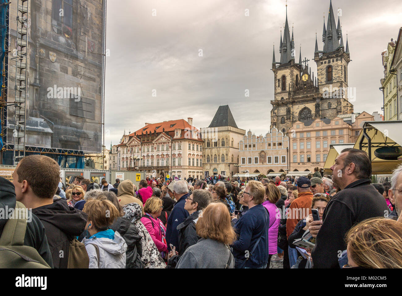 Folle di visitatori e turisti si riuniscono di fronte all'Orologio Astronomico di Praga per godere di un affascinante prestazioni meccaniche sull'ora Foto Stock