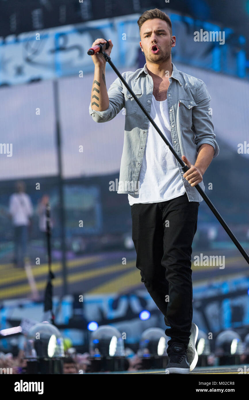 Il popolare English-Irish pop e boy band una direzione esegue un concerto dal vivo a Ullevaal Stadion di Oslo. La band è composta di Niall Horan, Liam Payne (nella foto), Harry Styles e Louis Tomlinson. Norvegia, 19/06 2015. Foto Stock