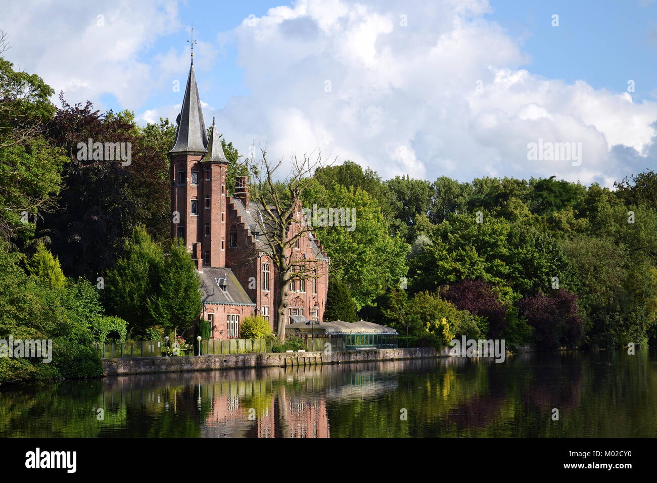 Minnewater Lago di amore con il Kasteel Minnewater a Bruges, Belgio Foto Stock