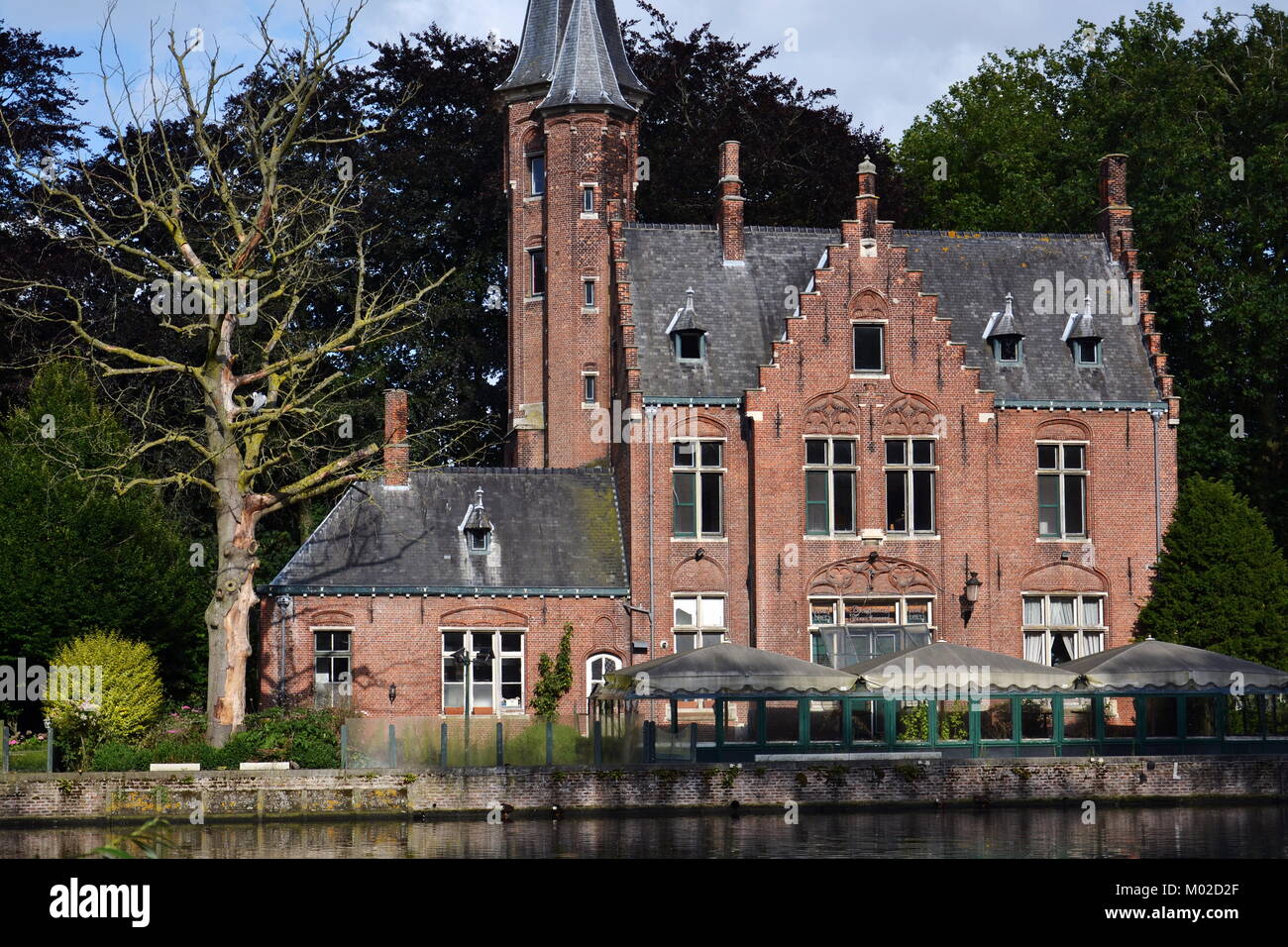 Minnewater Lago di amore con il Kasteel Minnewater a Bruges, Belgio Foto Stock