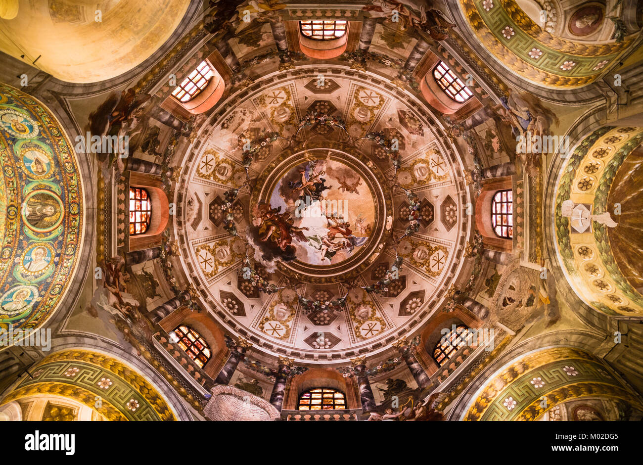 Vista interna della famosa Basilica di San Vitale, uno dei più importanti esempi di paleocristiano di arte bizantina in Europa occidentale, a Ravenna Foto Stock