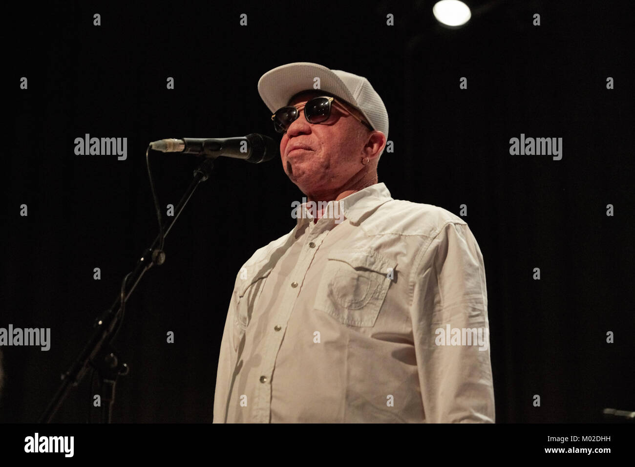 Il maliano Afro pop cantante e cantautore Salif Keita è noto come "Golden voce dell'Africa" e qui esegue un live di un concerto dal vivo a Cosmopolite durante Oslo World Music Festival 2016. Norvegia, 05/11 2016. Foto Stock