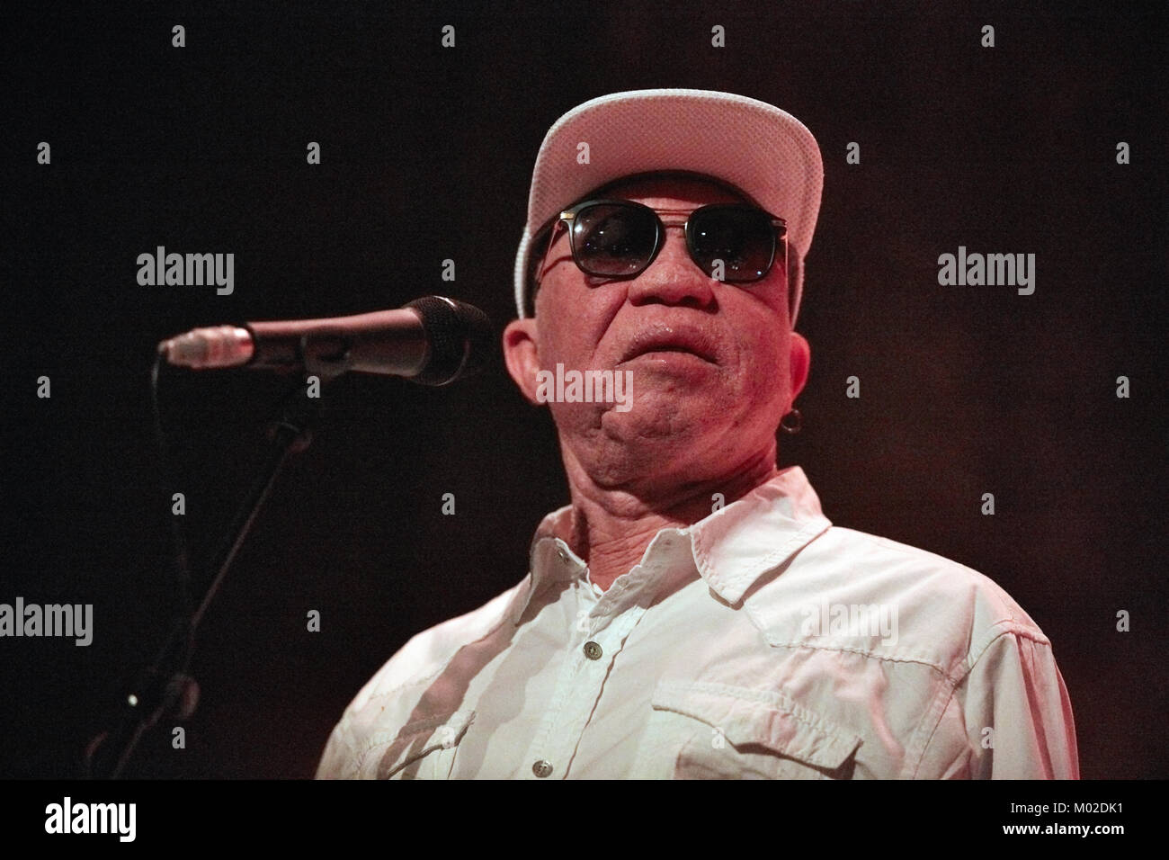 Il maliano Afro pop cantante e cantautore Salif Keita è noto come "Golden voce dell'Africa" e qui esegue un live di un concerto dal vivo a Cosmopolite durante Oslo World Music Festival 2016. Norvegia, 05/11 2016. Foto Stock