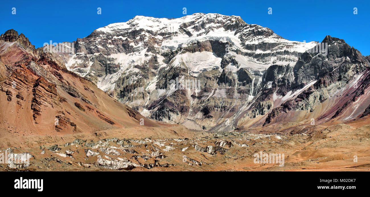 Panorama di montagna di Aconcagua, la montagna più alta in Sud America, come visto dal lato sud, Mendoza, Argentina Foto Stock