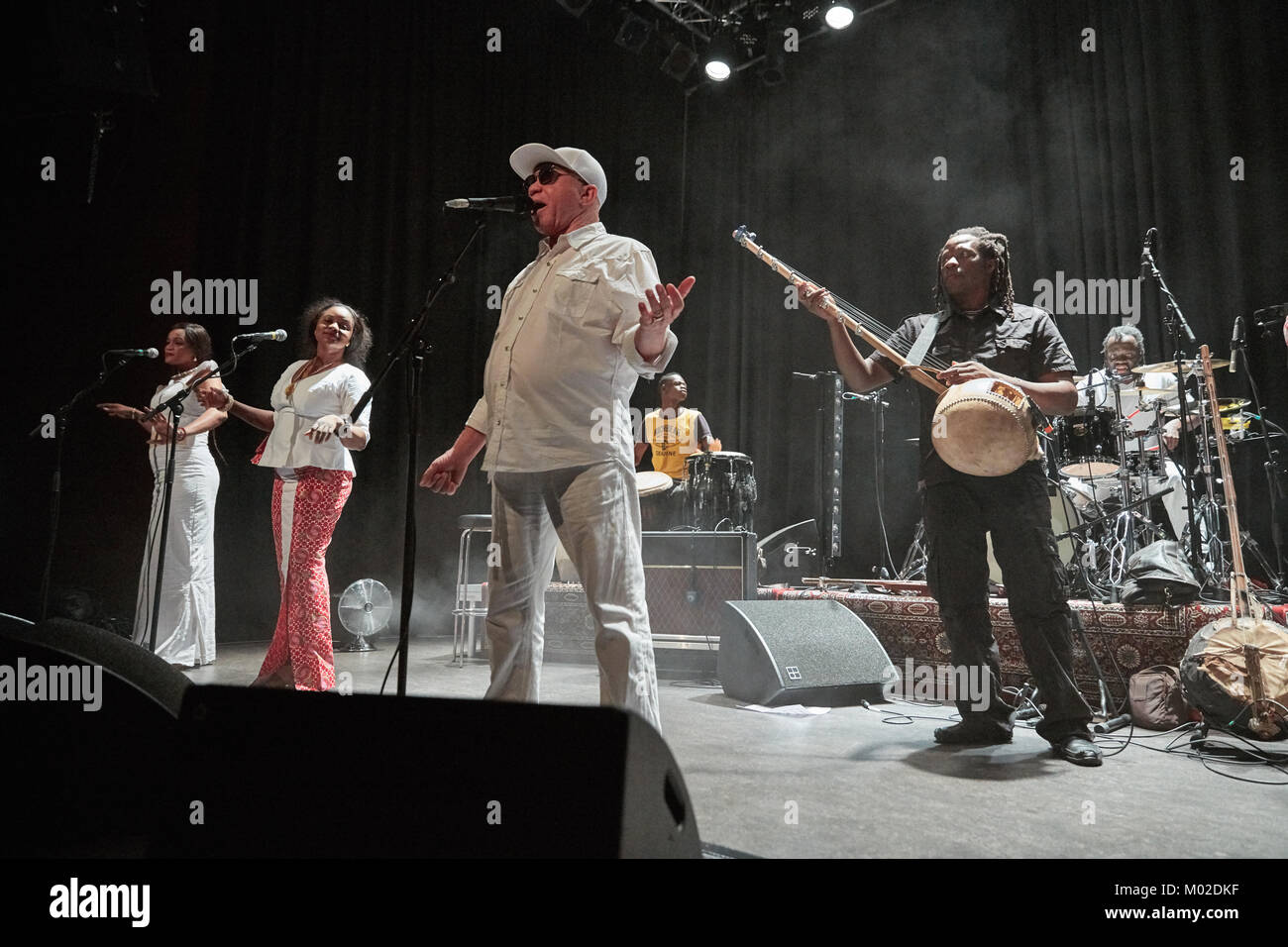 Il maliano Afro pop cantante e cantautore Salif Keita è noto come "Golden voce dell'Africa" e qui esegue un live di un concerto dal vivo a Cosmopolite durante Oslo World Music Festival 2016. Norvegia, 05/11 2016. Foto Stock