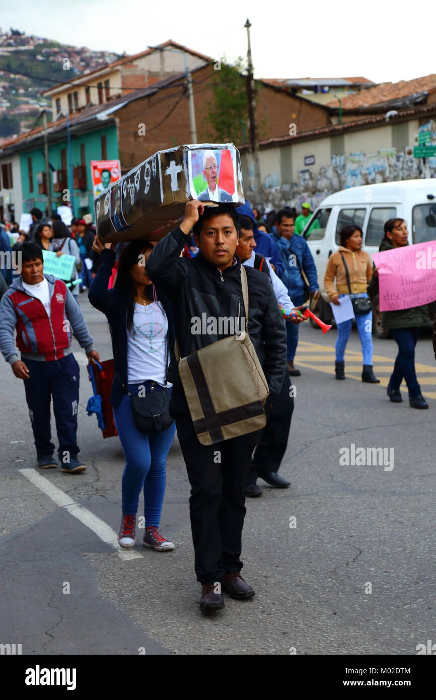 I manifestanti portano una bara con una foto del presidente peruviano Kuczynski durante una marcia di protesta, Cusco, Perù Foto Stock