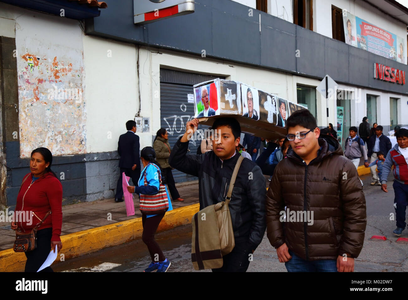 I manifestanti portano una bara con le foto del presidente peruviano Kuczynski e gli ex presidenti durante una marcia di protesta, Cusco, Perù Foto Stock