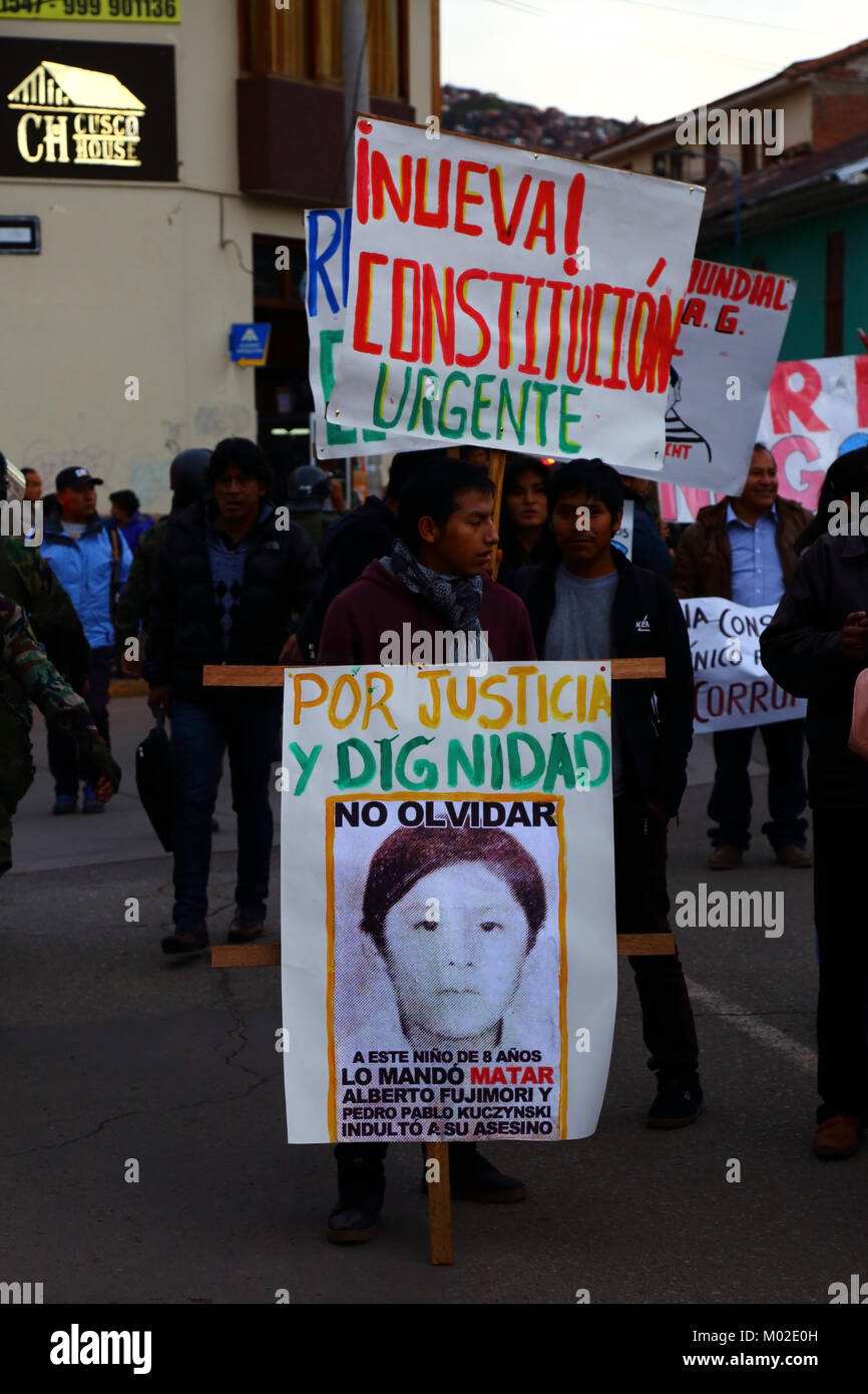 Le persone prendono parte a marzo per protestare contro la grazia concessa dal Presidente peruviano Kuczynski all ex presidente Alberto Fujimori, Cusco, Perù Foto Stock