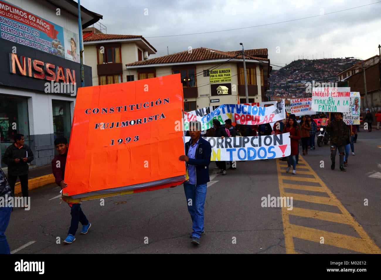 La gente partecipa a una marcia che protesta contro il perdono concesso dal presidente peruviano Kuczynski all'ex presidente Alberto Fujimori, Cusco, Perù Foto Stock