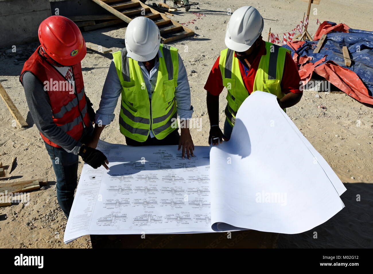 Indian ingegneri civili e capisquadra stanno lavorando sul sito in costruzione Foto Stock