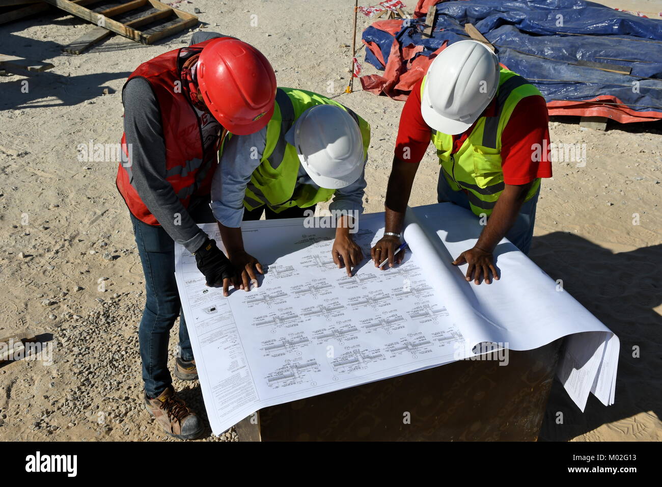 Indian ingegneri civili e capisquadra stanno lavorando sul sito in costruzione Foto Stock