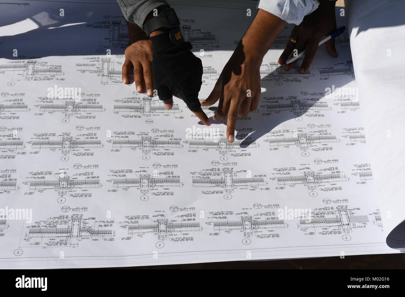 Indian ingegneri civili e capisquadra stanno lavorando sul sito in costruzione Foto Stock