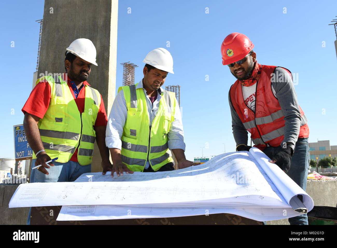 Indian ingegneri civili e capisquadra stanno lavorando sul sito in costruzione Foto Stock