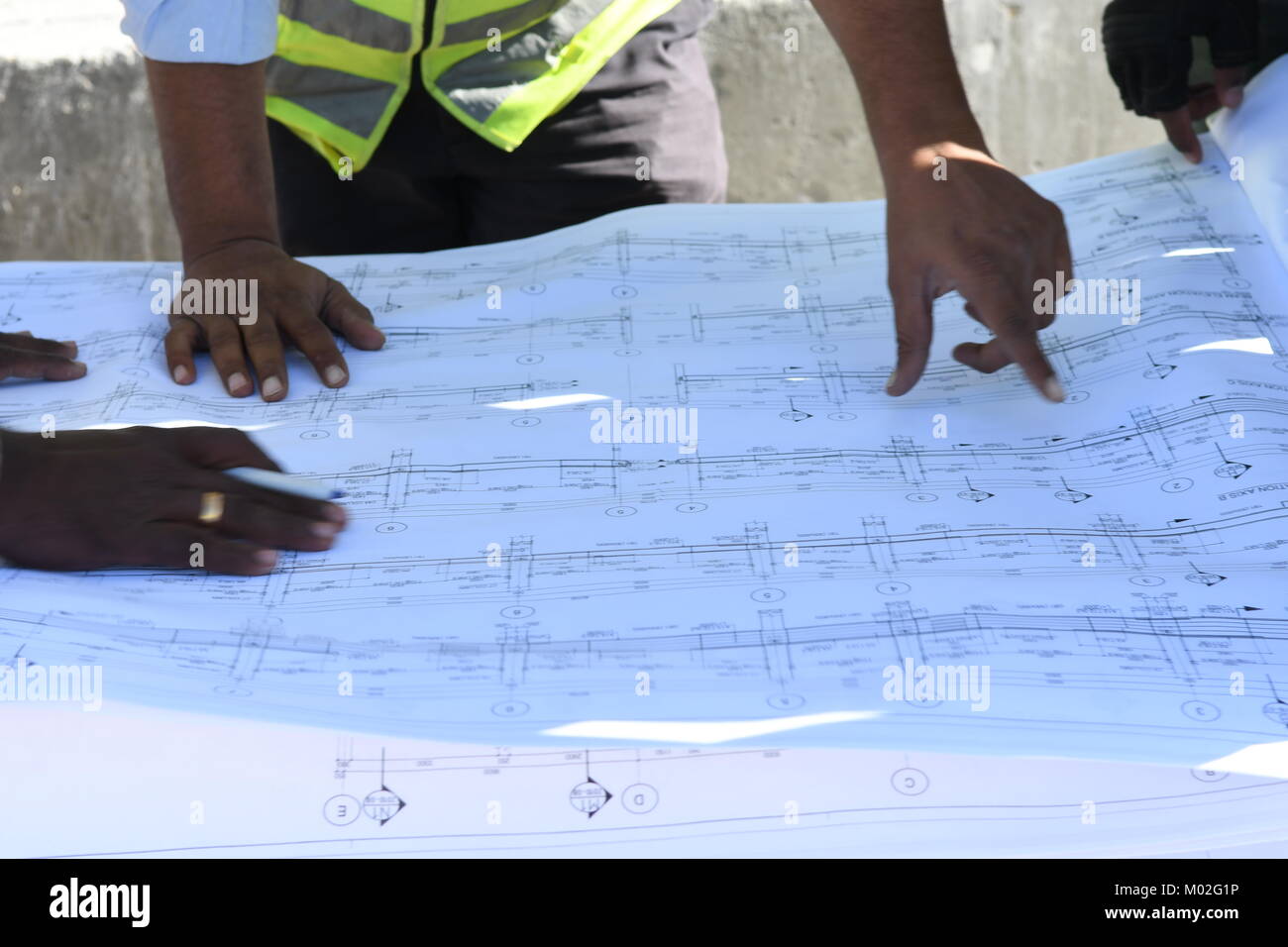 Indian ingegneri civili e capisquadra stanno lavorando sul sito in costruzione Foto Stock