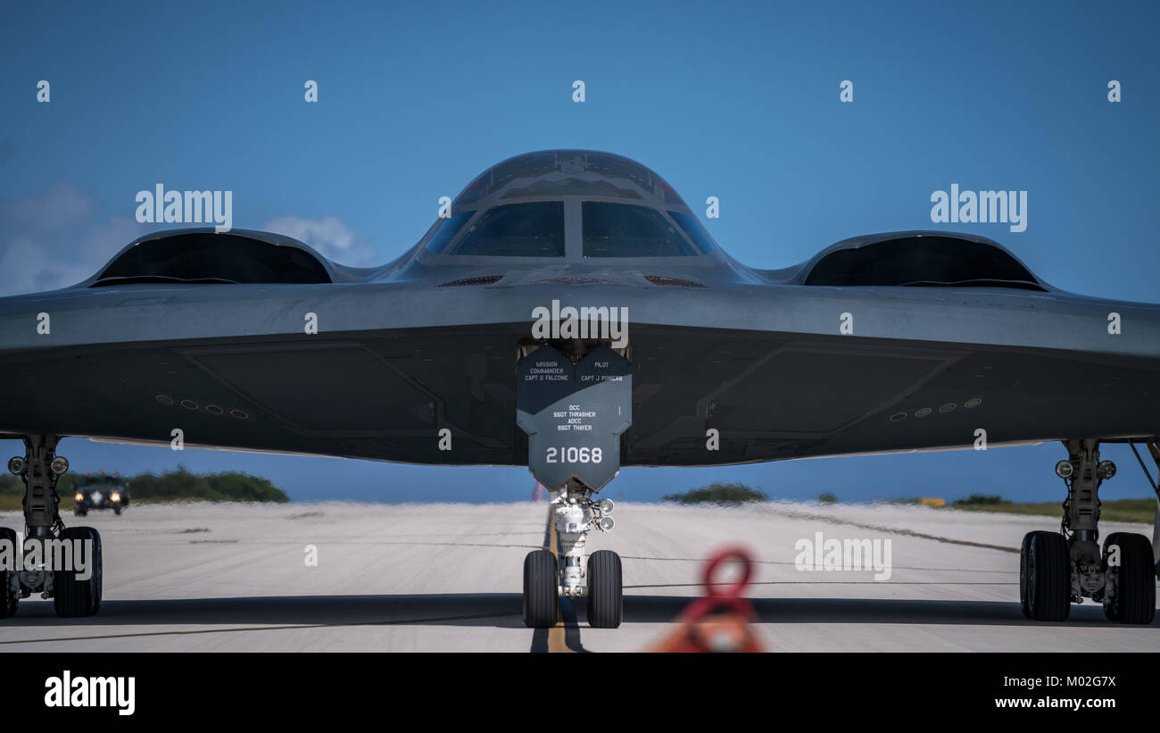 A B-2 Spirit, assegnato alla 509th ala della bomba, Whiteman Air Force Base, taxi sul flightline gen. 8, 2018 presso Andersen Air Force Base(AFB), Guam. Foto Stock