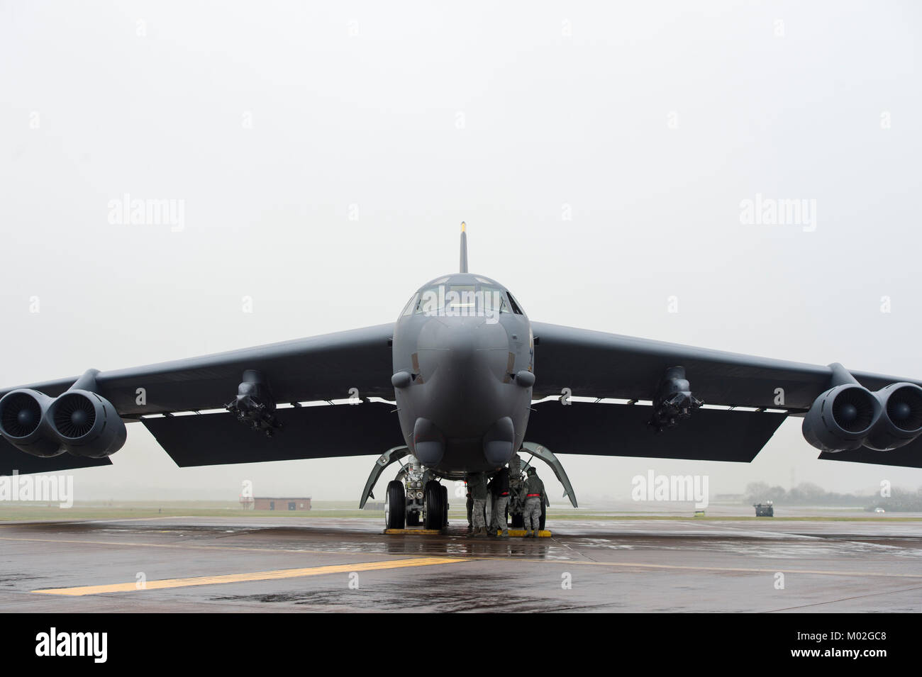 A B Stratofortress distribuito da Minot Air Force Base, N.D., siede sulla linea di volo dopo lo sbarco a RAF Fairford, Inghilterra Gen 9, 2018. Foto Stock