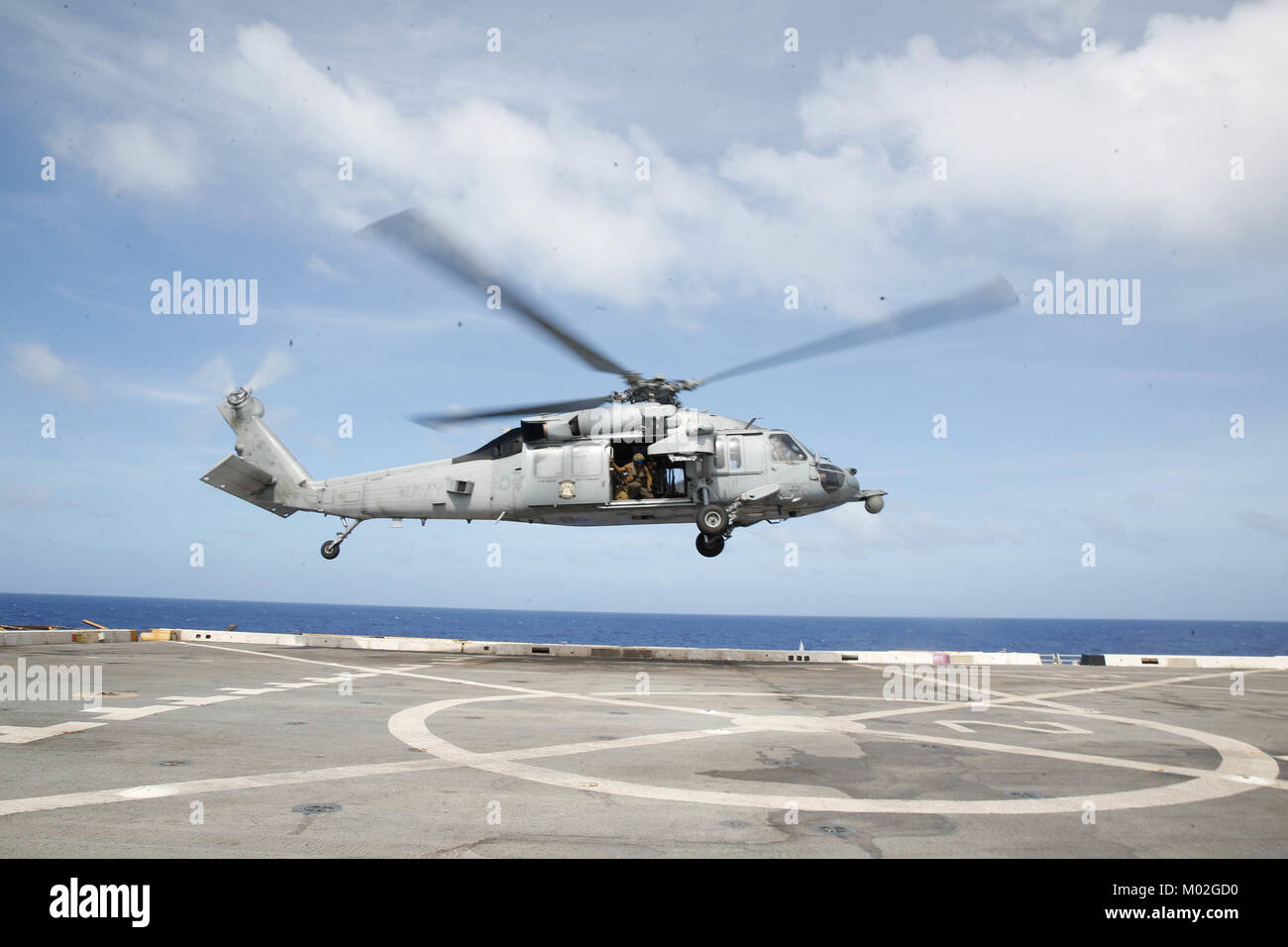 Un MH-60S Sea Hawk si diparte in elicottero USS San Diego (LPD 22) a seguito di una visita da parte del comandante del XV Marine Expeditionary Unit e commodore dell'America anfibio gruppo pronto. Foto Stock