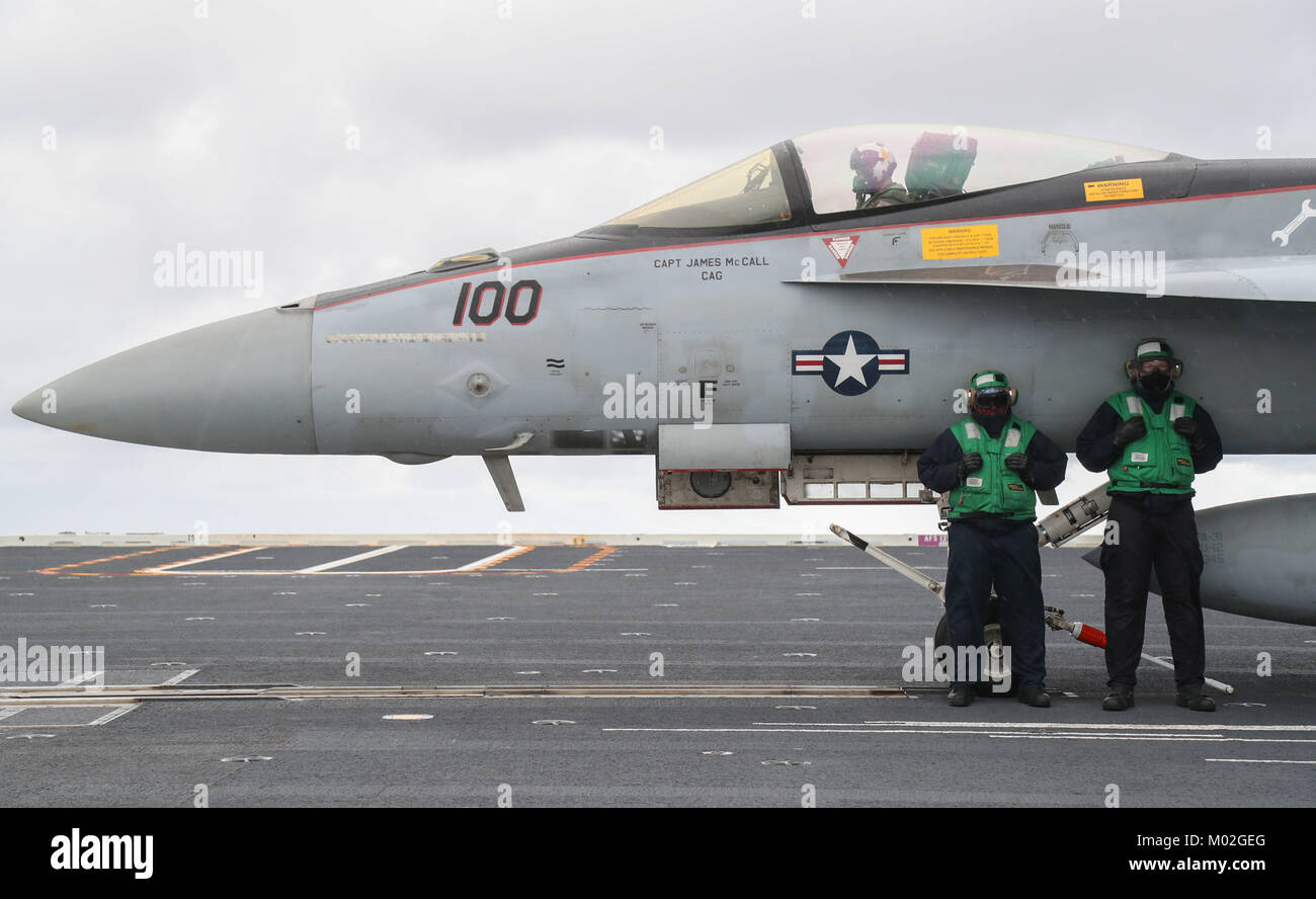 Velisti assegnati al 'Tomcatters' di Strike Fighter Squadron (VFA) 31, prepararsi per le operazioni di volo sulla USS Gerald Ford (CVN 78) ponte di volo. Foto Stock