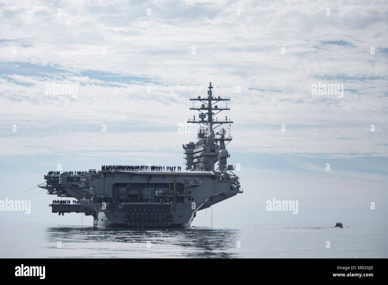 La portaerei USS Dwight D. Eisenhower CVN (69) (IKE) transita il oceano Atlantico. Ike è in corso durante la fase di manutenzione della flotta ottimizzato il piano di risposta (OFRP). Foto Stock