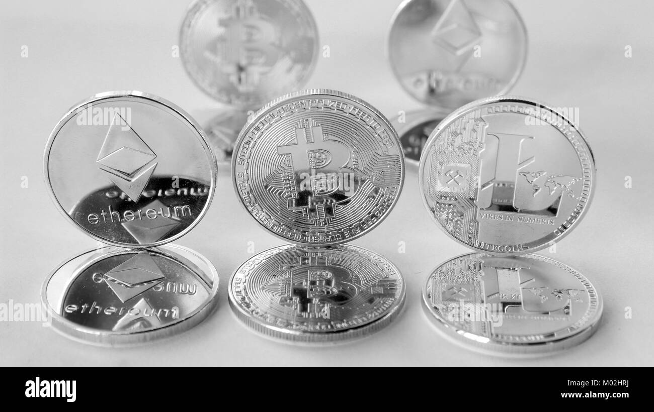 Su uno sfondo bianco sono monete d'argento di un digital crypto valute - Ethereum, Litecoin Bitcoin e. In aggiunta alle monete giacente bitcoin, vi Foto Stock