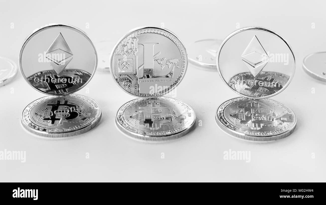 Su uno sfondo bianco sono monete d'argento di un digital crypto valute - Ethereum, Litecoin Bitcoin e. In aggiunta alle monete giacente bitcoin, vi Foto Stock