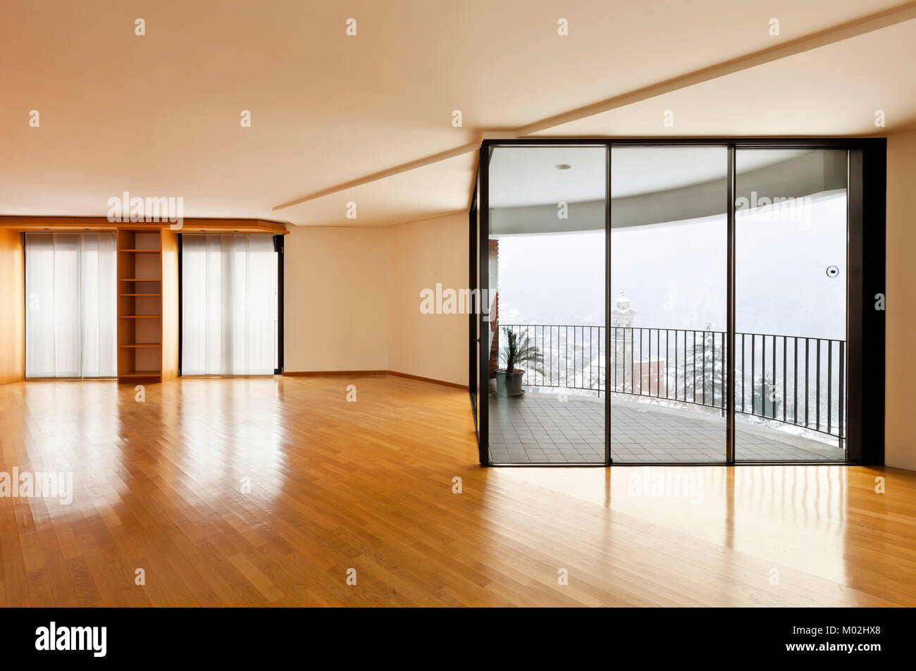 Bellissimo appartamento, interno, stanza vuota con windows Foto Stock