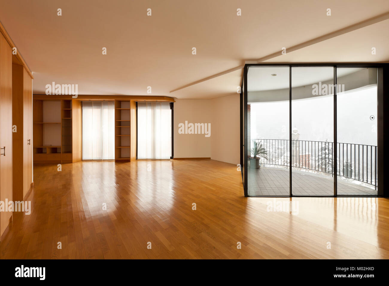 Bellissimo appartamento, interno, stanza vuota con windows Foto Stock