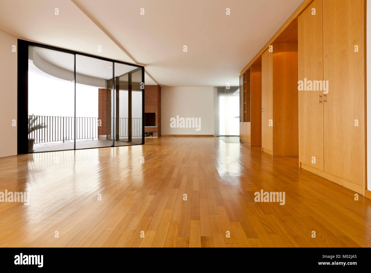 Bellissimo appartamento, interno, grande stanza vuota luminosa Foto Stock