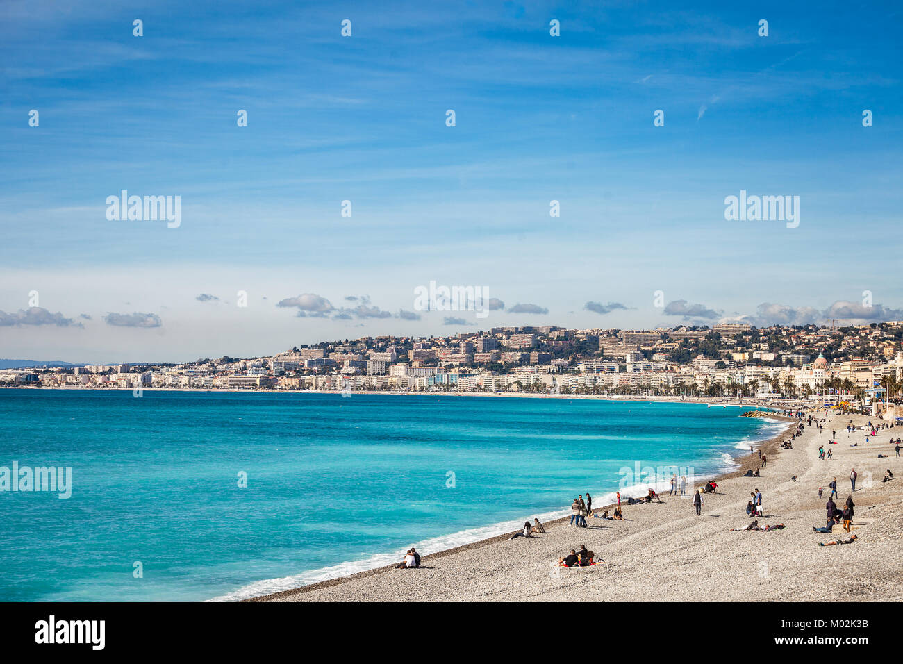 Vista panoramica della Promenade des Anglais - soleggiata giornata  invernale a Nizza con molte persone in spiaggia, Francia Foto stock - Alamy
