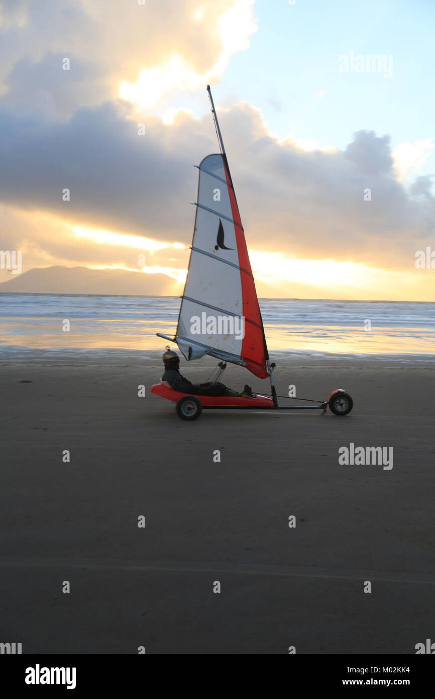 Sabbia yacht a vela sulla spiaggia sabbiosa, la penisola di Dingle, nella contea di Kerry, Irlanda Foto Stock