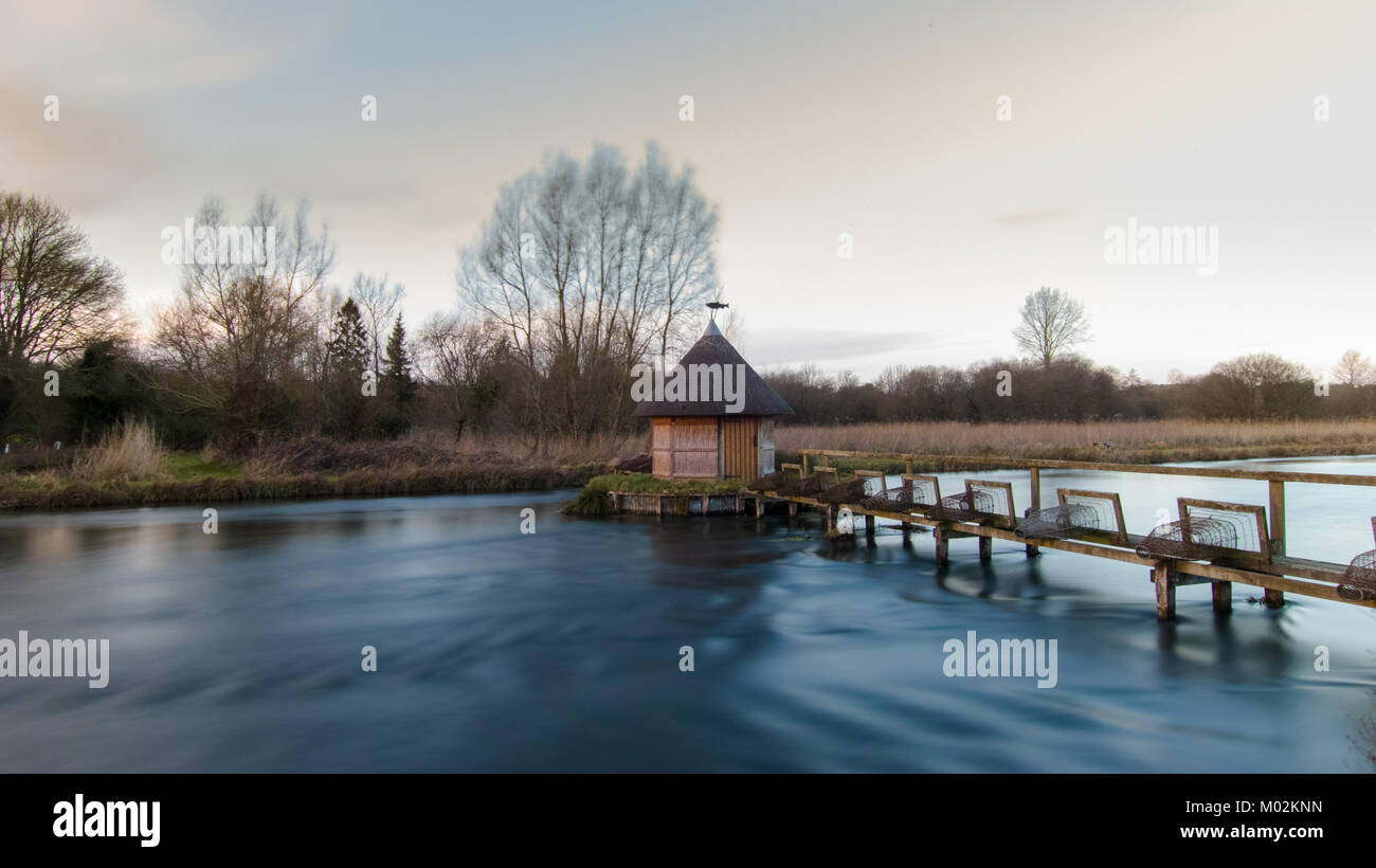 Trappola di anguilla e casa sul fiume testo vicino Longstock, Hampshire REGNO UNITO Foto Stock