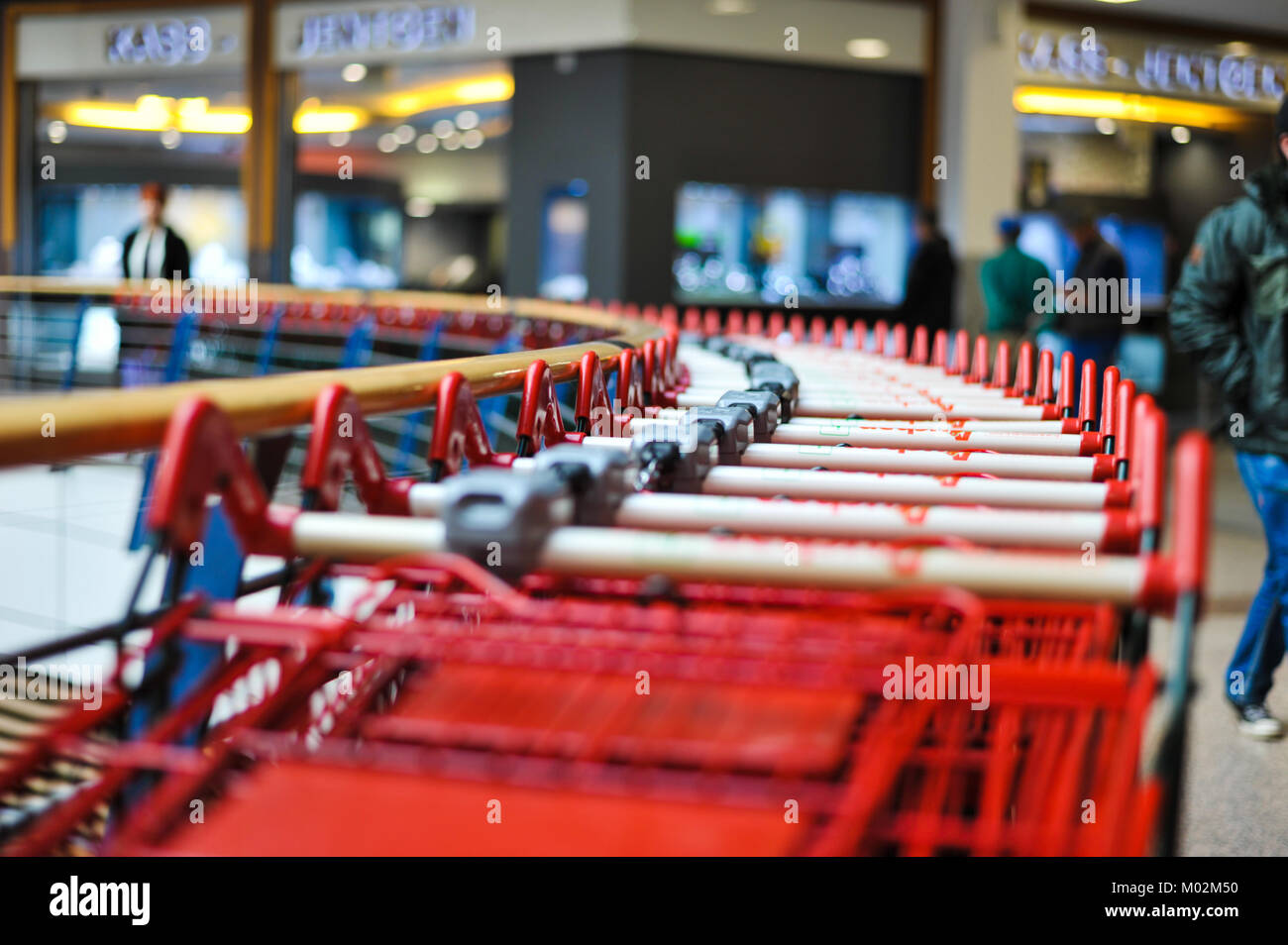 Carrello della spesa nel supermercato Auchan, Lussemburgo Foto stock - Alamy